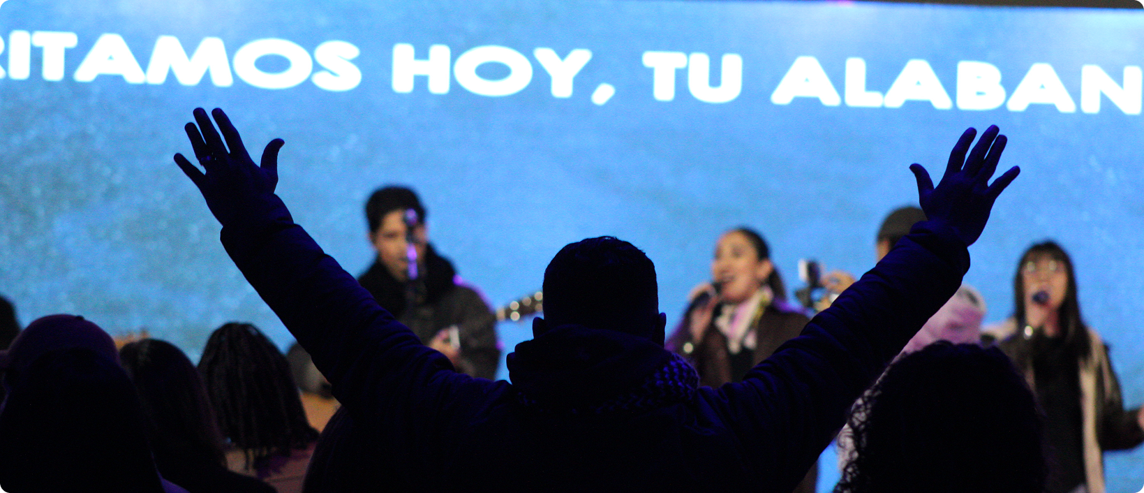 Congregación en alabanza durante reunión de IPROYEC